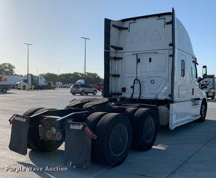 image for item DP8664 2020 Freightliner Cascadia  semi truck