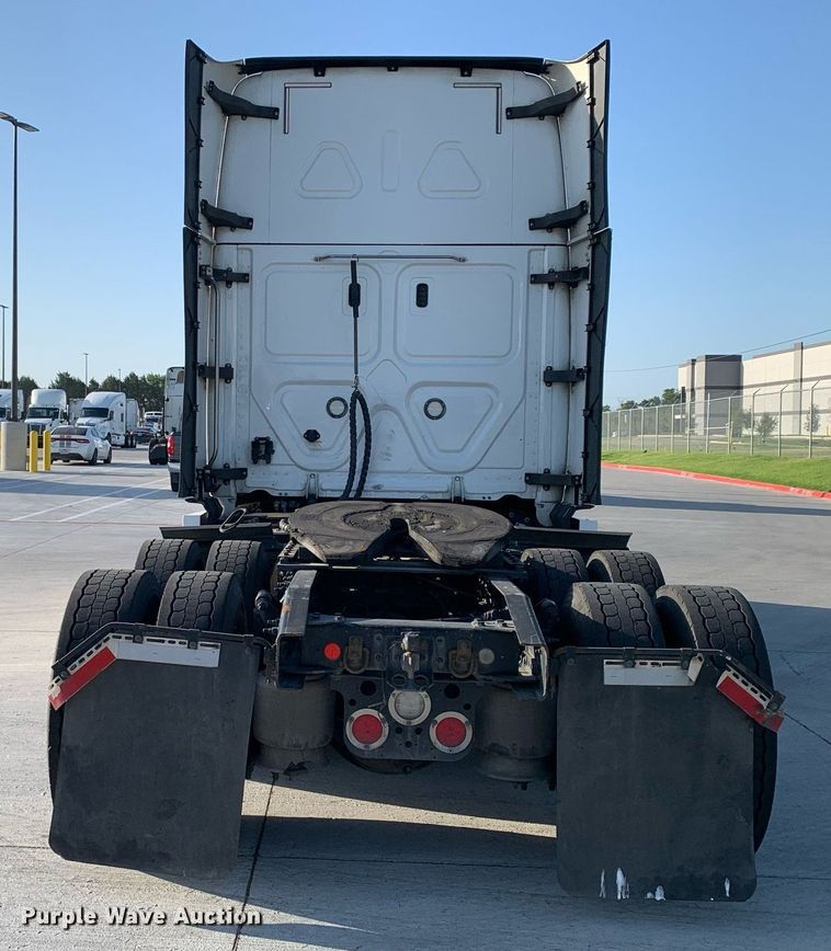 image for item DP8664 2020 Freightliner Cascadia  semi truck