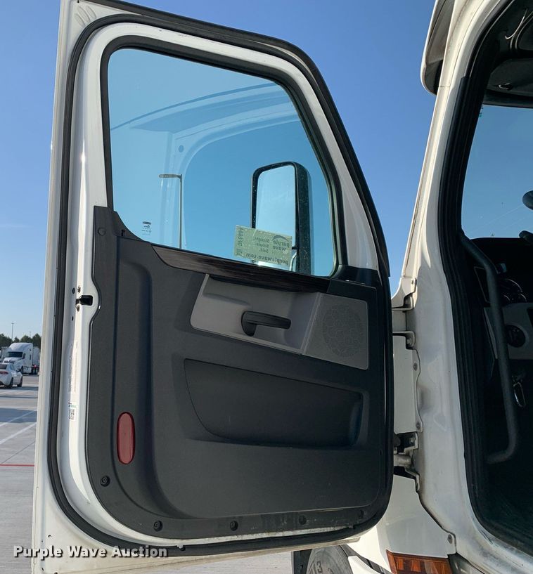 image for item DP8664 2020 Freightliner Cascadia  semi truck