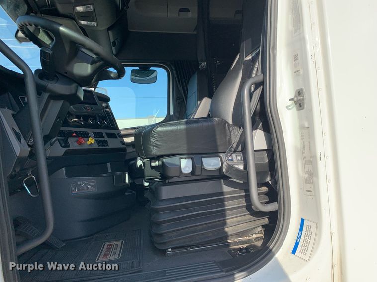 image for item DP8664 2020 Freightliner Cascadia  semi truck