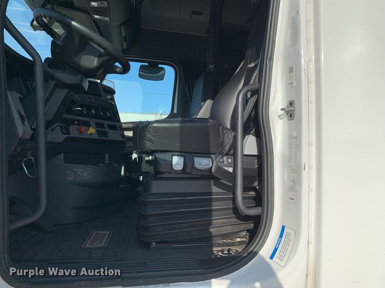 image for item DP8664 2020 Freightliner Cascadia  semi truck