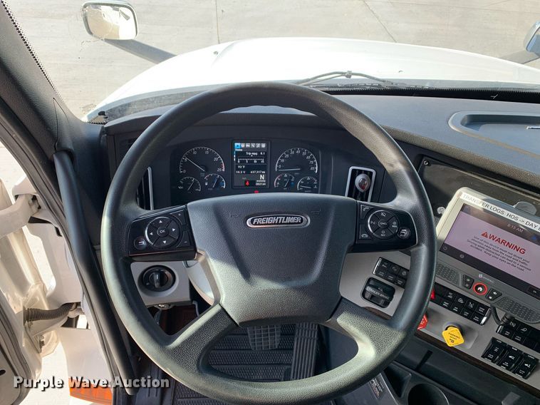 image for item DP8664 2020 Freightliner Cascadia  semi truck