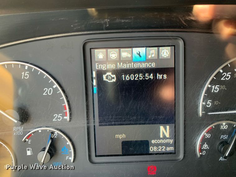 image for item DP8664 2020 Freightliner Cascadia  semi truck