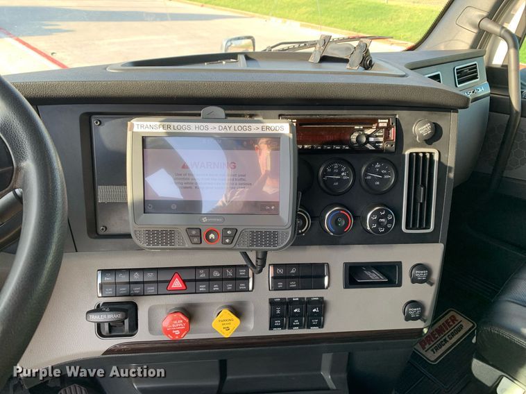 image for item DP8664 2020 Freightliner Cascadia  semi truck