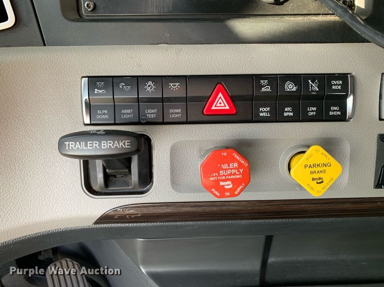 image for item DP8664 2020 Freightliner Cascadia  semi truck