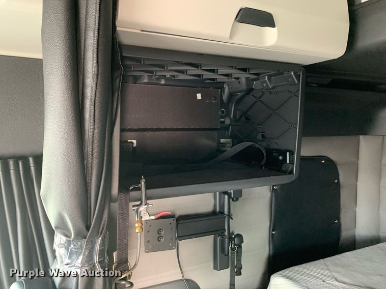 image for item DP8664 2020 Freightliner Cascadia  semi truck