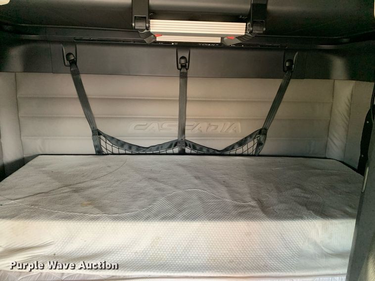 image for item DP8664 2020 Freightliner Cascadia  semi truck