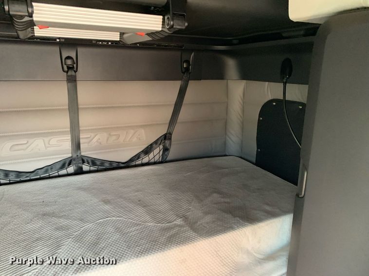 image for item DP8664 2020 Freightliner Cascadia  semi truck