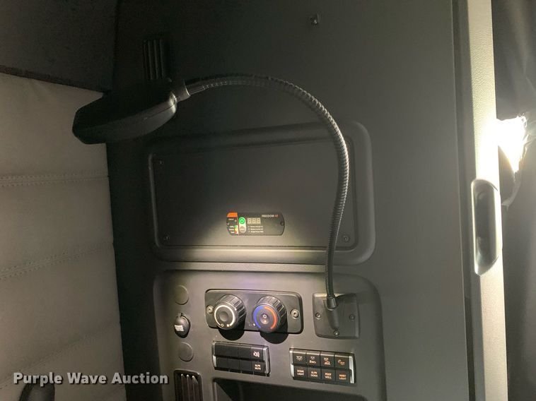 image for item DP8664 2020 Freightliner Cascadia  semi truck