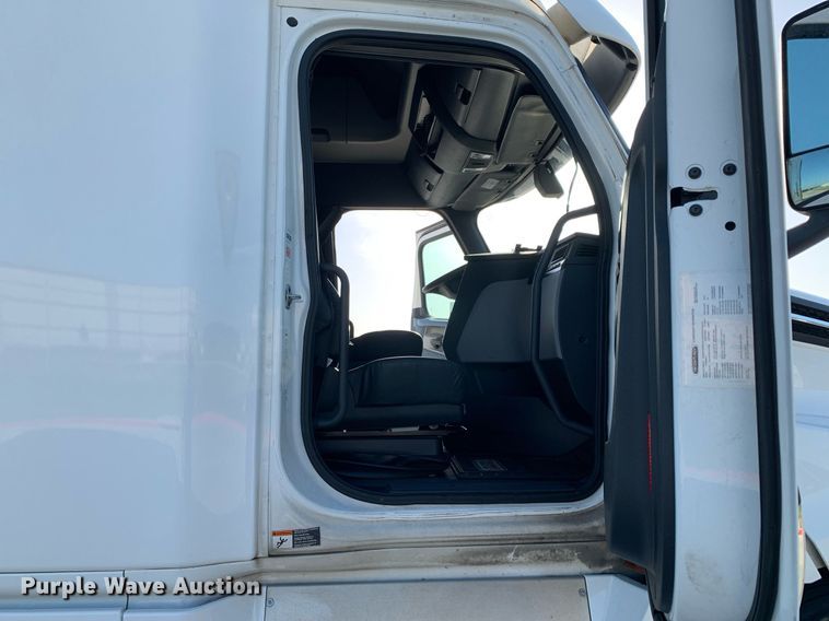 image for item DP8664 2020 Freightliner Cascadia  semi truck