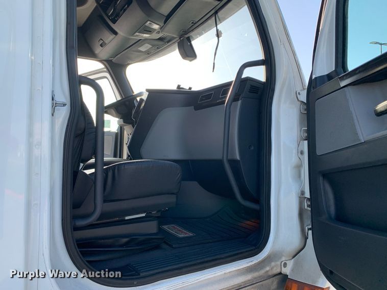 image for item DP8664 2020 Freightliner Cascadia  semi truck