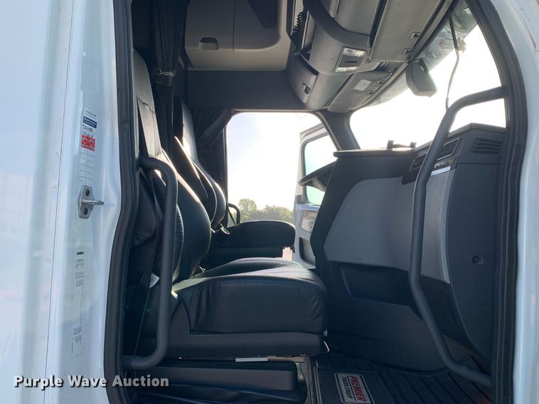 image for item DP8664 2020 Freightliner Cascadia  semi truck