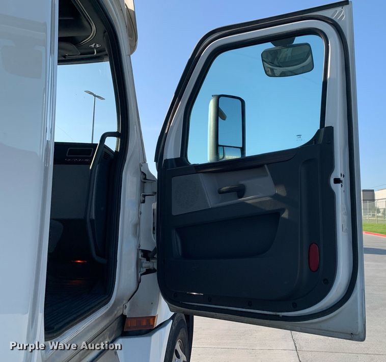 image for item DP8664 2020 Freightliner Cascadia  semi truck