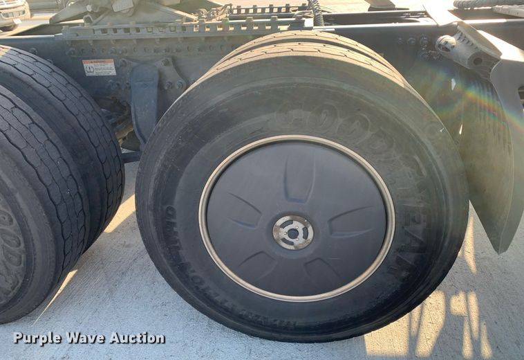 image for item DP8664 2020 Freightliner Cascadia  semi truck