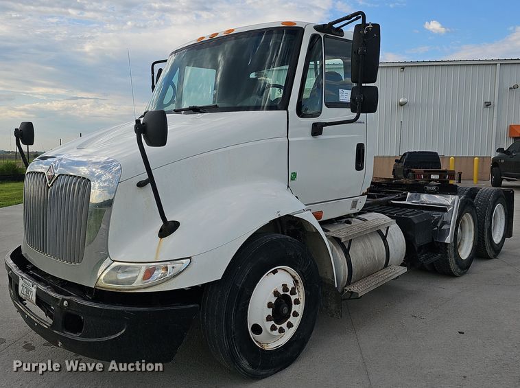 image for item DQ0142 2006 International 8600  semi truck