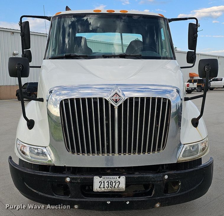 image for item DQ0142 2006 International 8600  semi truck