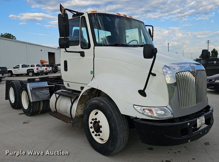 image for item DQ0142 2006 International 8600  semi truck