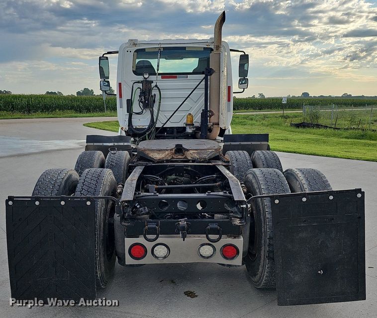 image for item DQ0142 2006 International 8600  semi truck