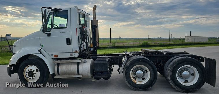 image for item DQ0142 2006 International 8600  semi truck