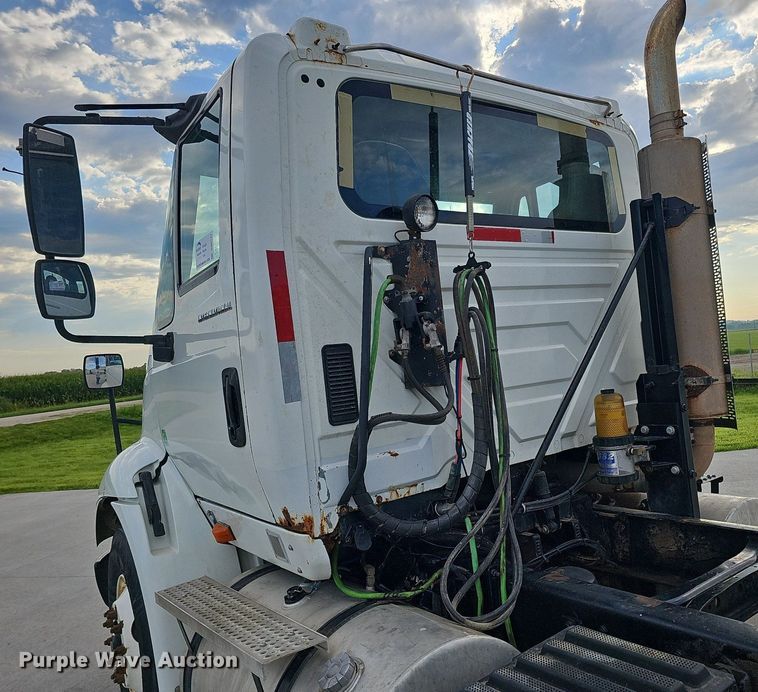 image for item DQ0142 2006 International 8600  semi truck