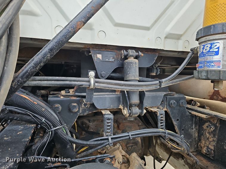 image for item DQ0142 2006 International 8600  semi truck