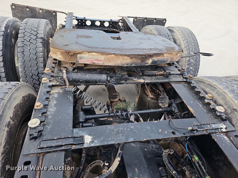 image for item DQ0142 2006 International 8600  semi truck