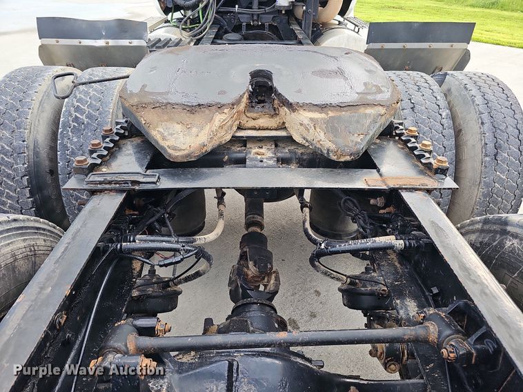 image for item DQ0142 2006 International 8600  semi truck