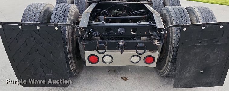 image for item DQ0142 2006 International 8600  semi truck