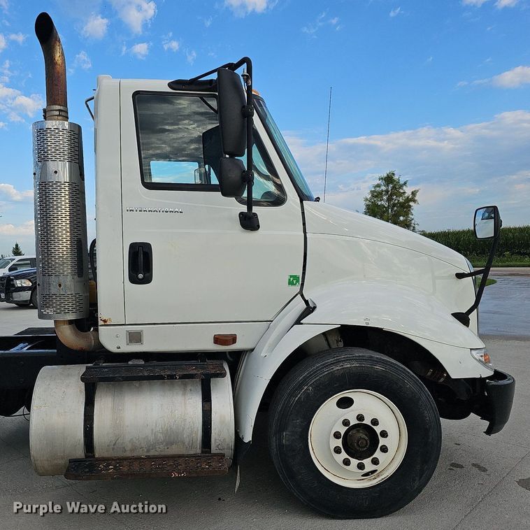 image for item DQ0142 2006 International 8600  semi truck