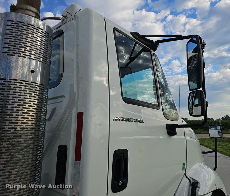 image for item DQ0142 2006 International 8600  semi truck