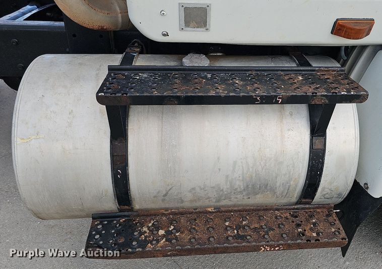 image for item DQ0142 2006 International 8600  semi truck