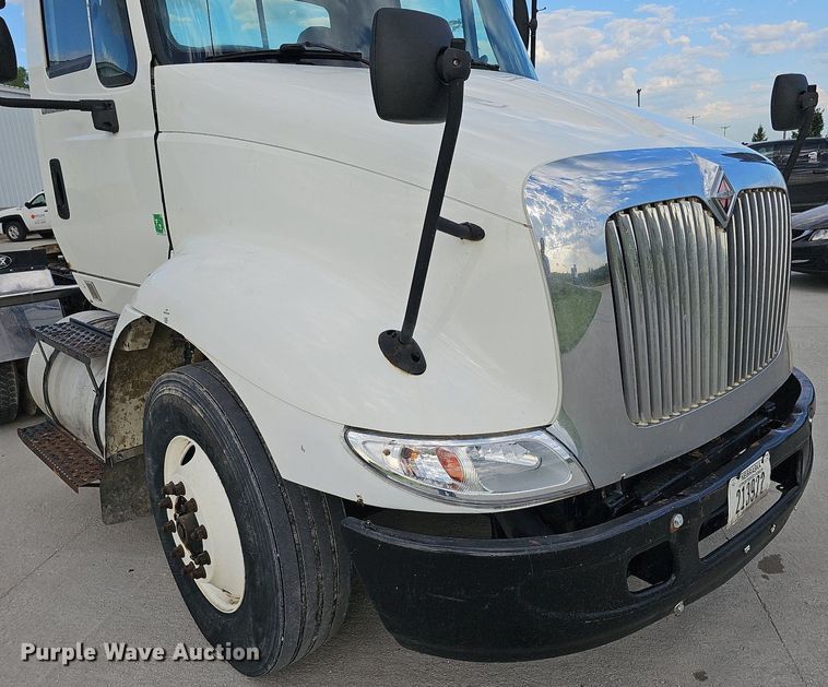 image for item DQ0142 2006 International 8600  semi truck