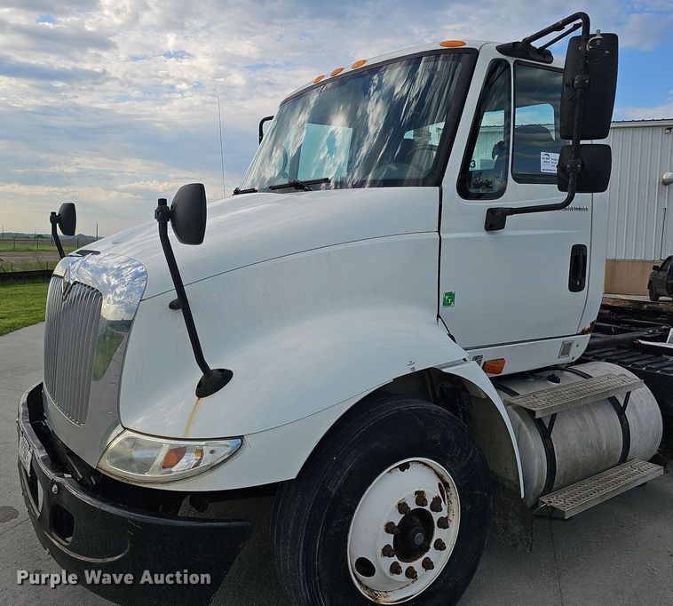 image for item DQ0142 2006 International 8600  semi truck