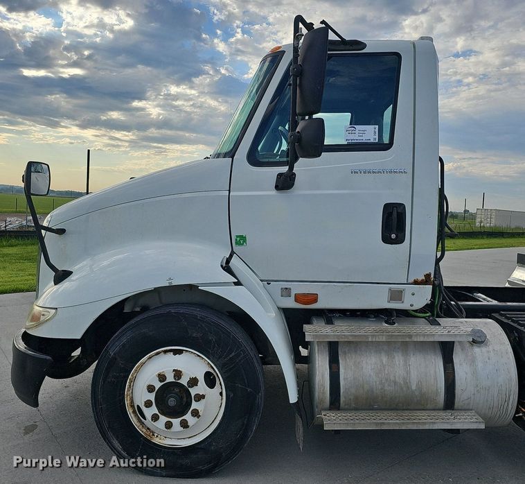 image for item DQ0142 2006 International 8600  semi truck