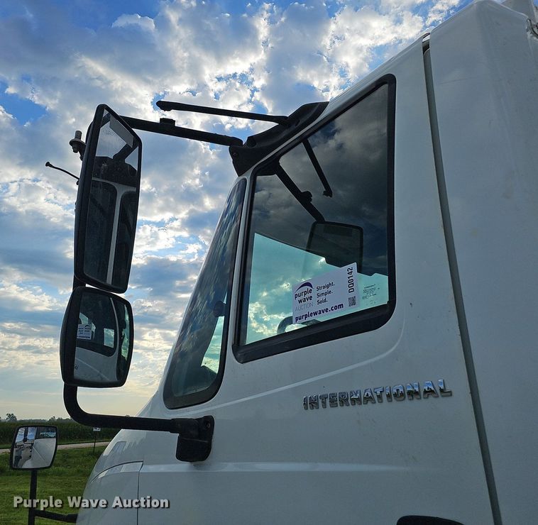 image for item DQ0142 2006 International 8600  semi truck