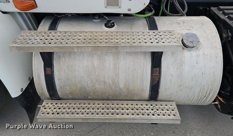 image for item DQ0142 2006 International 8600  semi truck