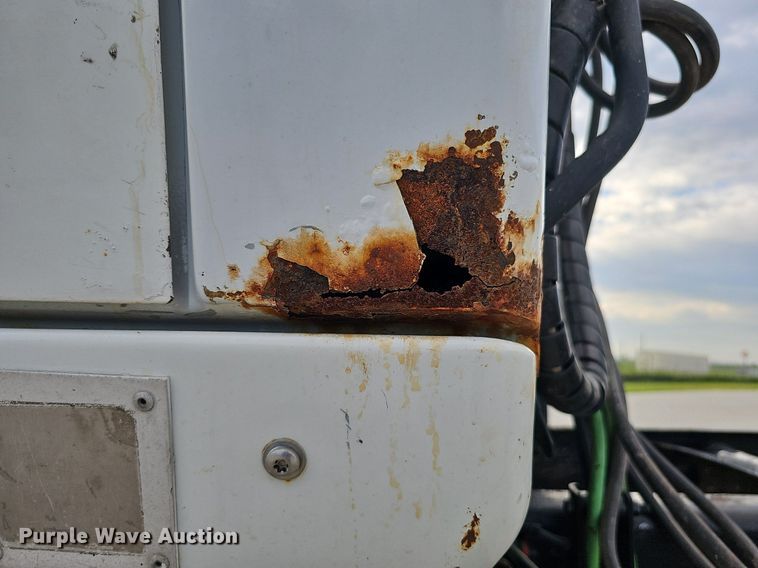 image for item DQ0142 2006 International 8600  semi truck