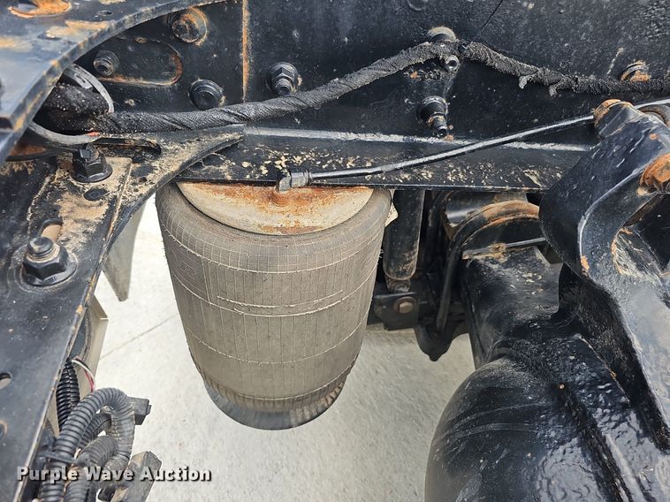 image for item DQ0142 2006 International 8600  semi truck