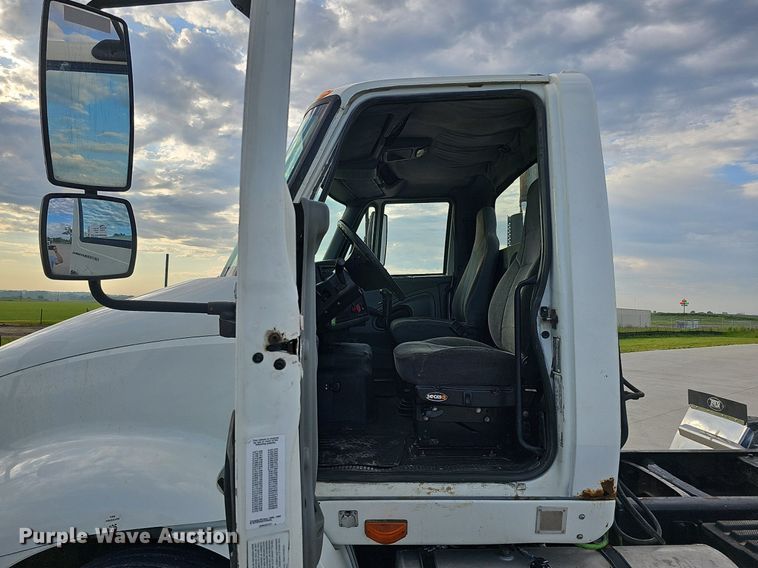 image for item DQ0142 2006 International 8600  semi truck