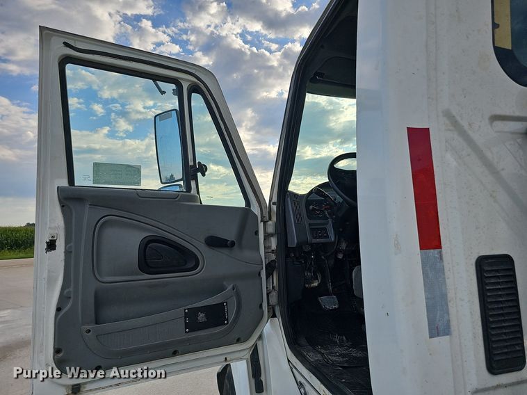 image for item DQ0142 2006 International 8600  semi truck