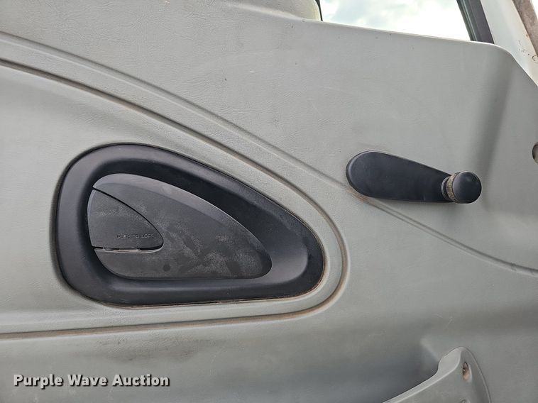 image for item DQ0142 2006 International 8600  semi truck