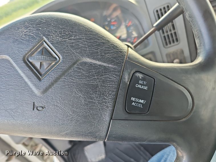 image for item DQ0142 2006 International 8600  semi truck