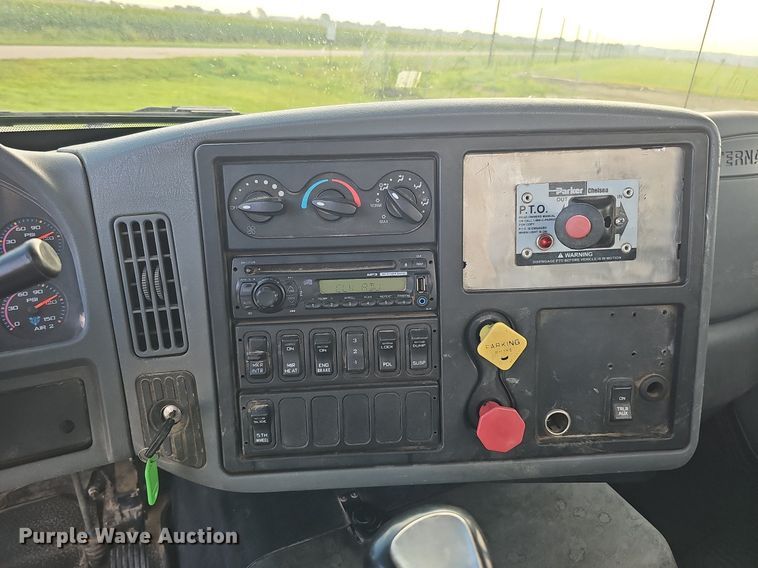 image for item DQ0142 2006 International 8600  semi truck