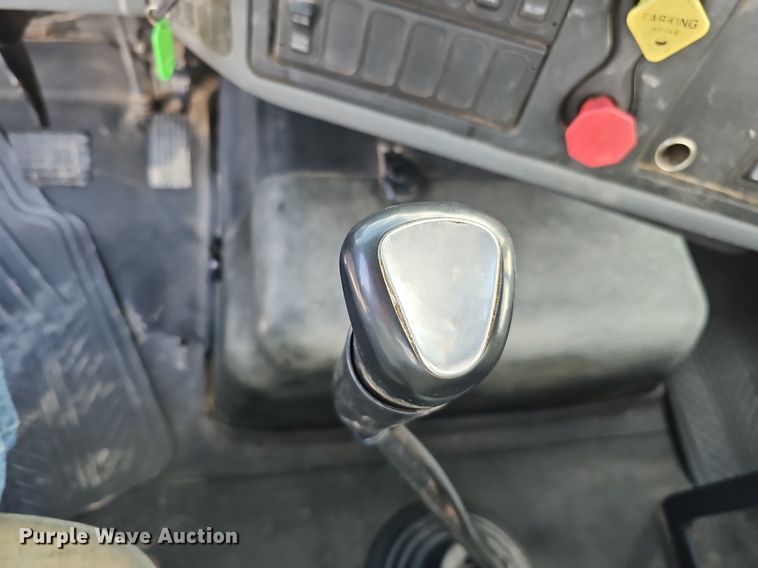 image for item DQ0142 2006 International 8600  semi truck