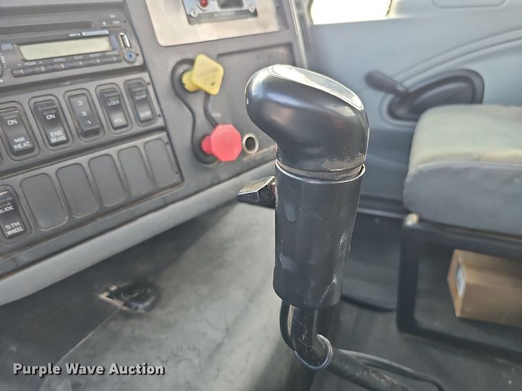 image for item DQ0142 2006 International 8600  semi truck