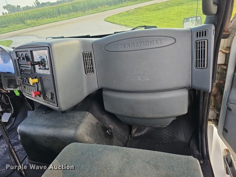 image for item DQ0142 2006 International 8600  semi truck