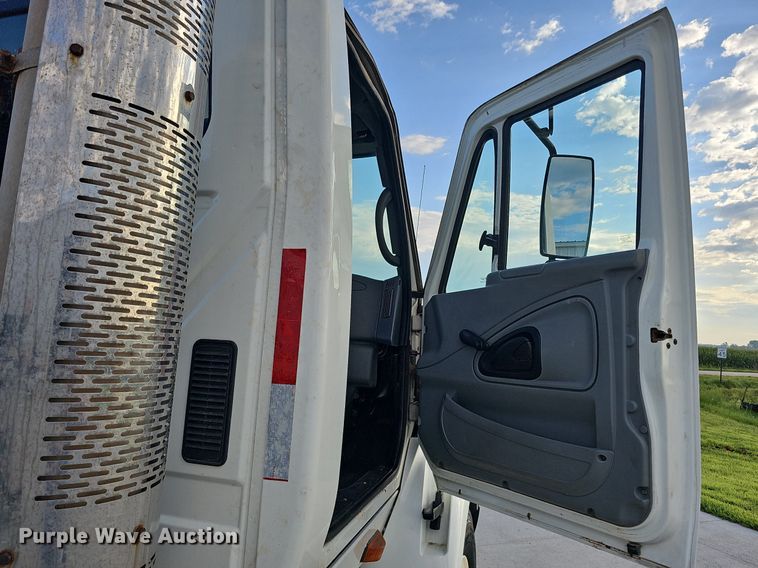 image for item DQ0142 2006 International 8600  semi truck