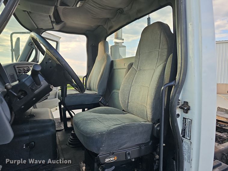 image for item DQ0142 2006 International 8600  semi truck