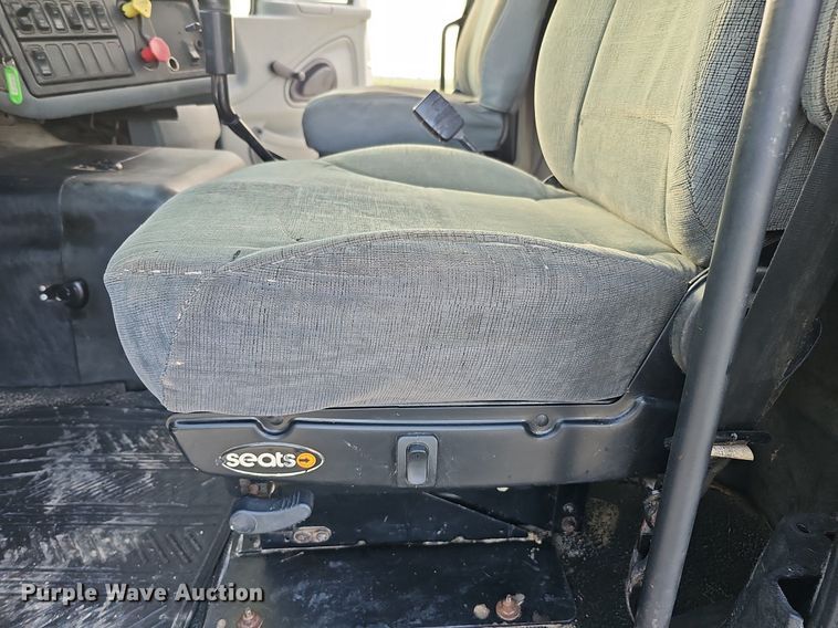 image for item DQ0142 2006 International 8600  semi truck