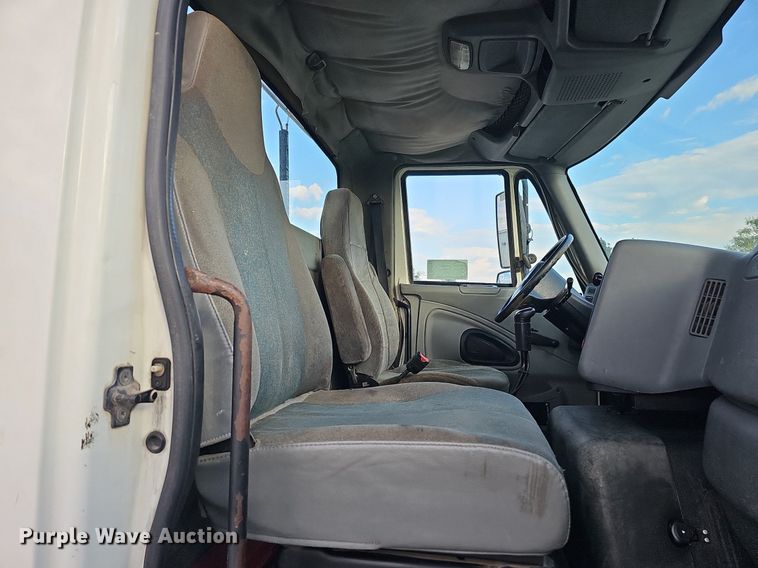 image for item DQ0142 2006 International 8600  semi truck